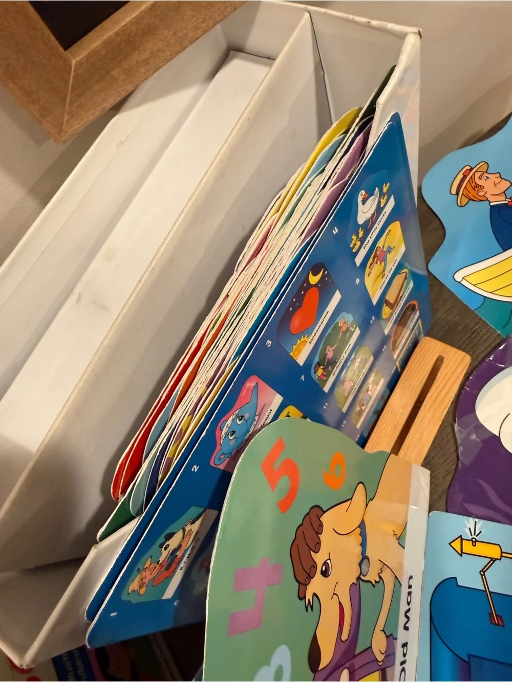 Lakeshore Classroom Song Bank RR633 – 40 Song Cards + Stand